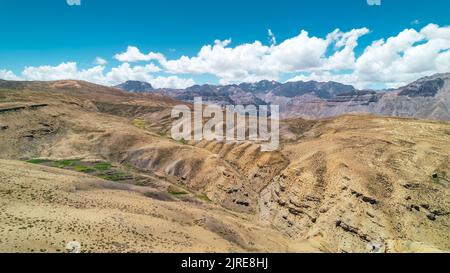 Paesaggio panoramico della catena montuosa Himalayana durante la soleggiata giornata estiva nella Valle di Spiti del Nord dell'India Foto Stock