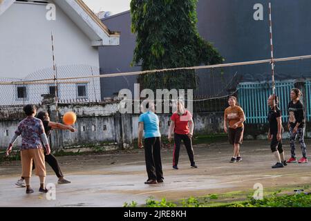 16 luglio 2022, buon ma Thuot città, Vietnam: Donne anziane che giocano a pallavolo, facendo esercizio mattutino nel parco Foto Stock