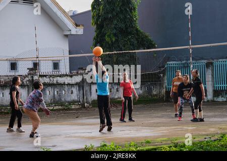 16 luglio 2022, buon ma Thuot città, Vietnam: Donne anziane che giocano a pallavolo, facendo esercizio mattutino nel parco Foto Stock