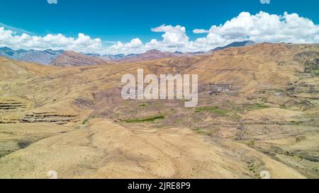 Panoramica aerea della catena montuosa Himalayana nell'India settentrionale della Valle di Spiti vicino al Villaggio di Hikkim durante l'estate Foto Stock