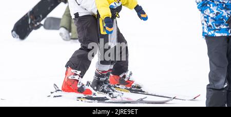 master class sci per bambini con istruttore nella scuola di sport invernali per bambini. Foto Stock