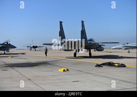 US Air Force F-15 Eagles dalla 173rd Fighter Wing, Oregon Air National Guard, taxi per la pista in preperazione per un volo a Marine Corps Air Station Miramar 15 agosto 2022. La 173rd Fighter Wing ha trascorso due settimane in volo e allenarsi con il F/A-18s del Marine Fighter Attack Training Squadron 101 (VMFAT-101) e il F-35s del Marine Fighter Attack Training Squadron 502 (VFMAT-502). (STATI UNITI Foto della Guardia Nazionale aerea di Senior Master Sgt. Jennifer Shirar) Foto Stock
