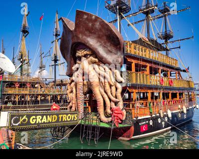 Belle vecchie navi nel porto di Alanya. Decorazioni su una nave in legno nella marina. Foto Stock