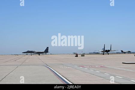 US Air Force F-15 Eagles dalla 173rd Fighter Wing, Oregon Air National Guard, taxi per la pista in preperazione per un volo di addestramento alla Marine Corpse Air Station Miramar 16 agosto 2022. La 173rd Fighter Wing ha trascorso due settimane in volo e allenarsi con il F/A-18s del Marine Fighter Attack Training Squadron 101 (VMFAT-101) e il F-35s del Marine Fighter Attack Training Squadron 502 (VFMAT-502). (STATI UNITI Foto della Guardia Nazionale aerea di Senior Master Sgt. Jennifer Shirar) Foto Stock