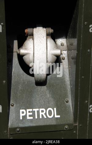 Il coperchio del tappo del bocchettone di rifornimento del serbatoio del carburante in metallo su un veicolo di grandi dimensioni. Foto Stock