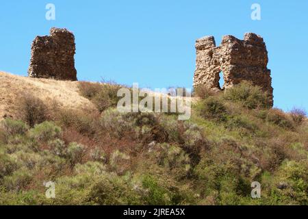 Il Castillo de los Condes de Saldaña medievale in rovina su una collina che domina la città di Saldana Palencia Castiglia e Leon Spagna Foto Stock