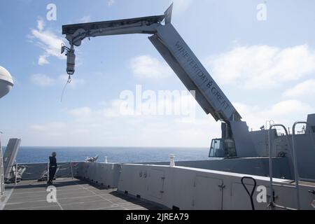 220808-N-FO865-3012 OCEANO PACIFICO (8 agosto 2022) – il compagno di Boatswain 2nd Classe Ryan Dorsey dirige il movimento della gru nella valle delle barche, una parte della lista di controllo giornaliera del gruista a bordo della nave portuale da trasporto anfibio USS John P. Murtha (LPD 26), agosto 8. La gru a braccio snodato trasporta imbarcazioni gonfiabili a scafo rigido per il lancio a fianco durante le operazioni in barca. John P. Murtha, parte dello squadrone anfibio (CPR) SEVEN, insieme a 13th Marine Expeditionary Unit (MEU), è attualmente in corso di formazione integrata nella flotta degli Stati Uniti 3rd per prepararsi a un imminente spiegamento. (STATI UNITI Navy foto di Foto Stock