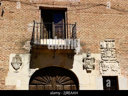 Facciata con tre stemmi e balcone della Casa del Marqués de la Valdavia Saldaña Palencia Castiglia e Leon Spagna Foto Stock