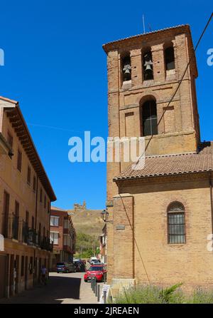 La chiesa convertita ospita il Museo della Villa Romana Olmeda con il castello in cima alla collina sullo sfondo Saldaña Palencia Castiglia e Leon Spagna Foto Stock