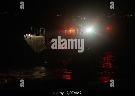 Un'imbarcazione US Navy Landing Craft, Utility (LCU) con Naval Beach Unit 7 si prepara ad atterrare sulla spiaggia durante un'esercitazione di raid in barca, Kin Blue, Okinawa, Giappone, 20 agosto, 2022. I Marines hanno condotto questo esercizio per rafforzare la loro capacità di condurre operazioni in barca e garantire terreni contesi sicuri. Il MEU 31st opera a bordo delle navi del Gruppo Amphibious Ready di Tripoli nell'area di attività della flotta 7th per migliorare l'interoperabilità con alleati e partner e servire come pronta forza di risposta per difendere la pace e la stabilità nella regione indomPacifico. (STATI UNITI Corpo marino foto di Lance CPL. Yvonne Iwae Foto Stock