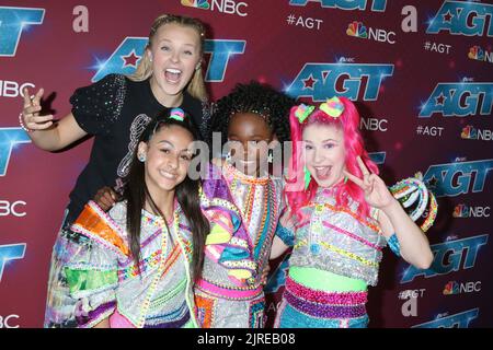 Pasadena, Stati Uniti. 23rd ago, 2022. LOS ANGELES - AGOSTO 23: JoJo Siwa, XOMGPOP alla Stagione 17 del talento Americano - Live Show Red Carpet al Pasadena Sheraton Hotel il 23 Agosto 2022 a Pasadena, CA (Photo by Katrina Jordan/Sipa USA) Credit: Sipa USA/Alamy Live News Foto Stock