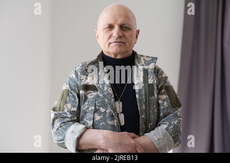 Ritratto soldato senior in uniforme militare Foto Stock