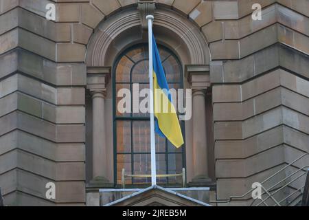 Sydney, Australia. 24th agosto 2022. Per celebrare il giorno dell'Indipendenza Ucraina la bandiera Ucraina è stata volata al Municipio di Sydney su George Street. Credit: Richard Milnes/Alamy Live News Foto Stock