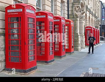 Otto caselle telefoniche all'esterno dell'ufficio ex postale in Abingdon Street. Blackpool, Lancashire, Inghilterra, Regno Unito, FY1 4DH Foto Stock