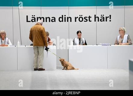 Stoccolma, Svezia. 24th ago, 2022. La gente ha dato il proprio voto alla stazione di voto della stazione centrale di Stoccolma, mentre la votazione anticipata inizia in Svezia il 24 agosto 2022. Riksdag, il consiglio comunale e le elezioni del Consiglio regionale si tengono il 11 settembre. Foto: Fredrik Sandberg/TT/kod €10080 Credit: TT News Agency/Alamy Live News Foto Stock