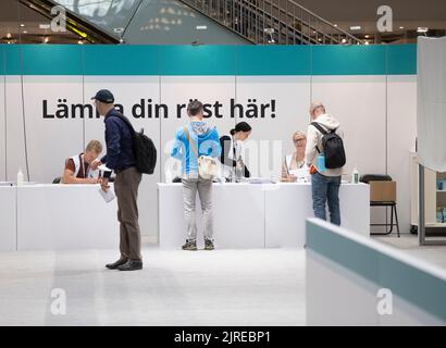 Stoccolma, Svezia. 24th ago, 2022. La gente ha dato il proprio voto alla stazione di voto della stazione centrale di Stoccolma, mentre la votazione anticipata inizia in Svezia il 24 agosto 2022. Riksdag, il consiglio comunale e le elezioni del Consiglio regionale si tengono il 11 settembre. Foto: Fredrik Sandberg/TT/kod €10080 Credit: TT News Agency/Alamy Live News Foto Stock