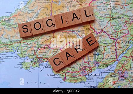 Salute e assistenza sociale in Galles, scritto in lettere, sulla mappa di Newport,Cardiff,Swansea,Barry,Bridgend Foto Stock