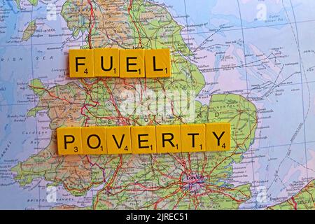 Mappa che mostra l'Inghilterra, con parole Fuel povertà ortografato. Più della metà delle famiglie britanniche in tutta la Gran Bretagna sceglieranno di mangiare o riscaldare Foto Stock