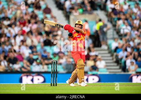 LONDRA, REGNO UNITO. 23th ago, 2022. Moeen Ali di Birmingham Phoenix (Capt.) pipistrelli durante il Hundred - Oval Invincibles vs Birmingham Phoenix al Kia Oval Cricket Ground martedì 23 agosto 2022 a LONDRA INGHILTERRA. Credit: Taka G Wu/Alamy Live News Foto Stock