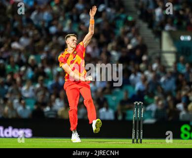 LONDRA, REGNO UNITO. 23th ago, 2022. Henry Brookes di Birmingham Phoenix palle durante il Hundred - Oval Invincibles vs Birmingham Phoenix al Kia Oval Cricket Ground martedì 23 agosto 2022 a LONDRA INGHILTERRA. Credit: Taka G Wu/Alamy Live News Foto Stock