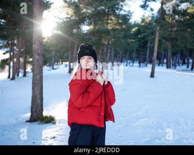 Bella ragazza felice ridente vestita con abiti invernali. Foto Stock