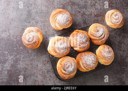 croccanti dolci primaverili pasquali, muffin e croissant su sfondo scuro, primo piano. Vista orizzontale dall'alto Foto Stock