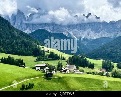 La chiesa di Santa Maddalena in Val di Funes nelle Dolomiti settentrionali, Alto Adige, sostenuta dalle montagne delle Odle, è dedicata a Santa Maddalena Foto Stock