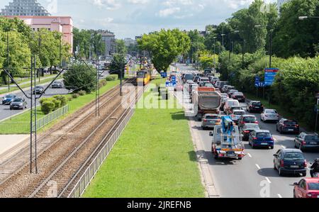 Varsavia, Polonia - 15 giugno 2022: Ingorghi a Varsavia. Auto sulla strada. Traffico in città in una giornata di sole prima delle vacanze. Foto Stock