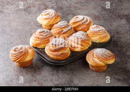 croccanti dolci primaverili pasquali, muffin e croissant su sfondo scuro, primo piano. Orizzontale Foto Stock