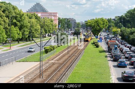 Varsavia, Polonia - 15 giugno 2022: Ingorghi a Varsavia. Auto sulla strada. Traffico in città in una giornata di sole prima delle vacanze. Foto Stock