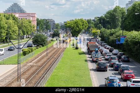 Varsavia, Polonia - 15 giugno 2022: Ingorghi a Varsavia. Auto sulla strada. Traffico in città in una giornata di sole prima delle vacanze. Foto Stock