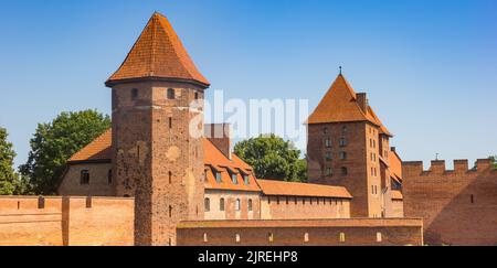 Panorama delle torri del muro del castello circostante a Malbork, Polonia Foto Stock