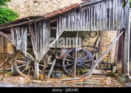 Old asino carretti in rustico rifugio in cortile - le Bost, Ambazac, Haute-Vienne (87), Francia. Foto Stock