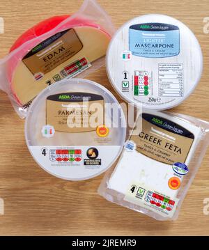 Selezione di formaggi speciali venduti dal supermercato Asda. Parmigiano Mascarpone, Edam, Feta greca. Il tutto in confezione originale ripresa dall'alto sul tavolo Foto Stock