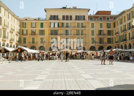 Palma di Maiorca, Spagna - 16th settembre 2008: Musicisti di strada suonano per gli acquirenti nel mercato di Placa Major. Il famoso Placa Major ospita una a. Foto Stock