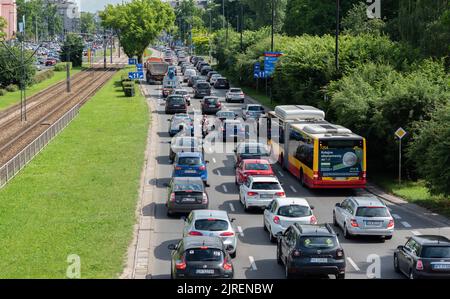 Varsavia, Polonia - 15 giugno 2022: Ingorghi a Varsavia. Auto sulla strada. Traffico in città in una giornata di sole prima delle vacanze. Foto Stock