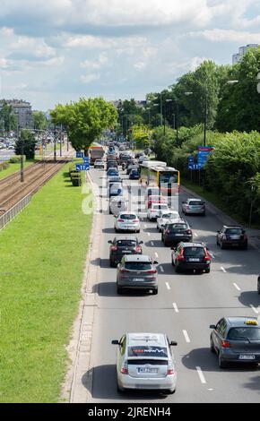 Varsavia, Polonia - 15 giugno 2022: Ingorghi a Varsavia. Auto sulla strada. Traffico in città in una giornata di sole prima delle vacanze. Foto Stock