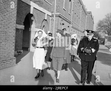 HRH Principessa Royal visite RN Haslar Hospital, Gosport, 4 gennaio 1943 durante la sua visita, Sua Altezza Reale la Principessa Anna è visto a piedi attraverso i giardini del Royal Naval Haslar Hospital. Da sinistra a destra: agendo Superintending sorella E M Blundstone, The Princess Royal, Ammiraglio William Bradbury, DSO, CBE, Medical Officer in carica. Foto Stock