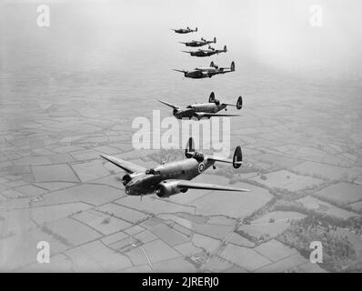 Lockheed Hudsons di n. 233 Squadrone RAF basato a Aldergrove in Irlanda del Nord, 30 maggio 1941. Lockheed Hudson Mark IIs e IIIs di n. 233 Squadrone RAF basato a Aldergrove, County Antrim, volare in dritta a scacchiera su Irlanda del Nord. Foto Stock