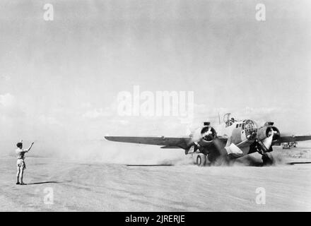 Royal Air Force trasporto comando, 1943-1945. A Martin Baltimore Mark IV taxi per la sua dispersione in una nuvola di polvere dopo lo sbarco ad Accra, Gold Coast, durante il volo del Sud Atlantico traghetto da Nassau, Bahamas, al Cairo. Nota Il long-range serbatoio del carburante montato al di sotto della fusoliera dell'aeromobile. Foto Stock