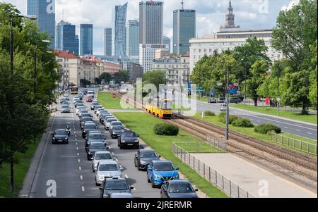 Varsavia, Polonia - 15 giugno 2022: Ingorghi a Varsavia. Auto sulla strada. Traffico in città in una giornata di sole prima delle vacanze. Foto Stock