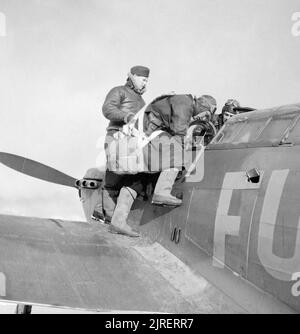 No. 151 Ala Royal Air Force operazioni in Russia, settembre-novembre 1941. I piloti della Red Air Force ispezionare la cabina di pilotaggio di un Hawker Hurricane di n. 81 Squadron RAF sotto la supervisione di un pilota RAF, durante la formazione di conversione a Vaenga. Foto Stock