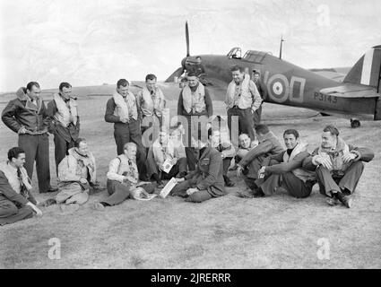 I piloti di n. 310 () Cecoslovacca Squadron RAF nella parte anteriore del Hawker Hurricane Mk I a Duxford, Cambridgeshire, 7 settembre 1940. I piloti cecoslovacca di n. 310 () Cecoslovacca Squadron RAF e il loro volo britannica comandanti raggruppati nella parte anteriore del Hawker Hurricane Mark Mi, P3143 "NN-D', a Duxford, Cambridgeshire. Essi sono (in piedi, da sinistra a destra); Pilota ufficiale S Janduch, sergente J Vopalecuy, sergente R Puda, sergente K Seda, sergente B Furst e sergente R Zima: (seduti da sinistra a destra); Pilota ufficiale W Goth, volo tenente J Maly, volo tenente G L Sinclair, Flying Officer J E Boulton, Fli Foto Stock