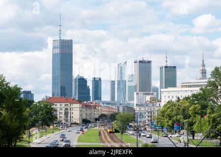 Varsavia, Polonia - 15 giugno 2022: Ingorghi a Varsavia. Auto sulla strada. Traffico in città in una giornata di sole prima delle vacanze. Foto Stock
