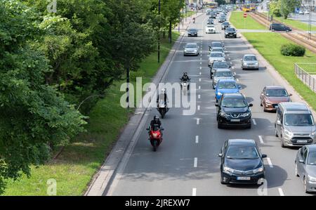 Varsavia, Polonia - 15 giugno 2022: Ingorghi a Varsavia. Auto sulla strada. Traffico in città in una giornata di sole prima delle vacanze. Foto Stock