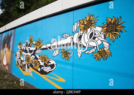 Danzica, Polonia. 24th ago, 2022. Murale anti-guerra contro l'invasione russa in Ucraina, in sei mesi della guerra in Ucraina Credit: Wojciech Strozyk/Alamy Live News Foto Stock