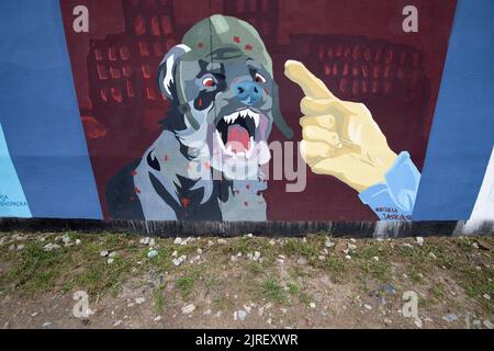 Danzica, Polonia. 24th ago, 2022. Murale anti-guerra contro l'invasione russa in Ucraina, in sei mesi della guerra in Ucraina Credit: Wojciech Strozyk/Alamy Live News Foto Stock
