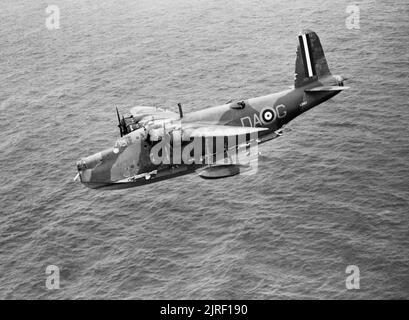 Short Sunderland Mk I di n. 210 Squadrone RAF basato a Oban in Scozia, scortando un canadese convoglio di truppe in Greenock, 31 luglio 1940. Sunderland contrassegnare I, L2163 &#145;DA-G&#146;, di n. 210 Squadrone RAF basato a Oban, Argyll, bancario oltre l'atlantico mentre la scorta di truppe canadesi convoglio 6 (TC.6), in entrata per Greenock. Foto Stock