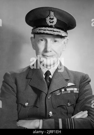 Il Ministero dell'aria, 1939-1945. Testa e spalle ritratto del maresciallo dell'aria Sir Douglas Evill, Vice Capo del personale dell'aria. Fotografia scattata presso il Ministero dell'aria Studios di Londra. Foto Stock