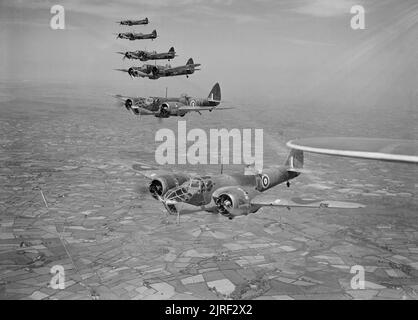 Bristol Blenheim Mk IVF del No. 254 Squadron RAF che vola da Aldergrove in Irlanda del Nord, maggio 1941. Sei Blenheim Mark IVF del No. 254 Squadron RAF, volando in formazione sull'Irlanda del Nord poco dopo l'arrivo dell'unità ad Aldergrove, nella contea di Antrim. Foto Stock